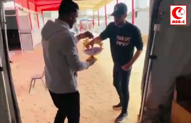 Sukacita Idul Fitri: Staf Klinik Giving Without Borders Bagikan Cokelat untuk Pasien